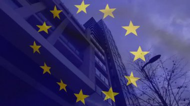 Alacakaranlık kararırken, AB yıldızlarının çemberi daire inşaatı üzerinde saat yönünde dönüyor ve AB 'nin birliğini gösteriyor. Kentsel, mimari, minimalizm, metalik, ufuk, sivil, modernizm