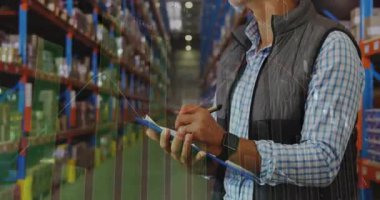 Denetmen panoya envanteri kaydediyor, dijital çizelgeler ekliyor ve denetim için rafları tarıyor. Depo, teftiş, veri analizleri, lojistik, hisse yönetimi, sanayi, operasyonel