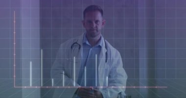 Masada oturan bir doktor, şebeke örtüsü beliriyor, parmaklıklar yükseliyor, sağlık raporları için işaretler değişiyor. Sağlık, tanı, veri görselleştirme, profesyonel, teknoloji, analiz, yenilik