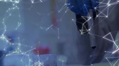 Laboratuvar teknisyeni pipet ucunu hizalıyor, örnek hazırlıklarını gösteren verileri üst üste koyarken tüplere sıvı dağıtıyor. Bilim, araştırma, biyoteknoloji, kesinlik, yenilik, deney, laboratuvar