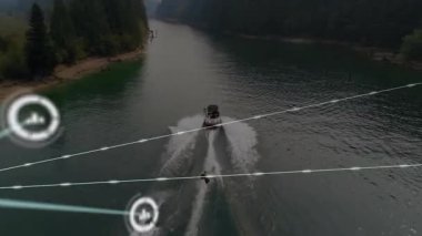 Wakeboardcu dalgaları oyup, teknoloji ağını görselleştirirken şöför tekneyi hızlandırıyor. Marina, macera, dinamik, teknoloji, bağlantı, manzara, eğlence