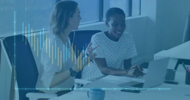 Profesyonel kadınlar masada iş verilerini tartışıyor ve animasyon çizelgelerini aktifleştiriyor. İşbirliği, takım çalışması, analitik, iletişim, modern, kurumsal, sunum