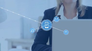 Dizüstü bilgisayarın arkasındaki kadın akıllı telefon ikonunu izliyor, güç kaynağı olarak görünüyor ve ekosistemi gösteriyor. Teknoloji, bağlantı, dijital, iletişim, yenilik, ağ, çalışma alanı