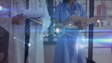 Doktor tıkırdatma tableti, sağlık veri analizi için hemşire çizelgeleri incelerken ağ örtüşmesine neden oluyor. Tıbbi, sağlık, işbirliği, teknoloji, dijital, analiz, teşhis