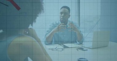 Danışman öne eğiliyor ve iş sezgilerini gösteren iki renkli akım çizgisi oluşturuyor. İş, profesyonellik, analitik, işbirliği, strateji, yenilik, kentsel