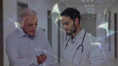 Doktor, hastayı sakinleştirirken klinikteki tableti işaret ediyor. Dönen ağ küresi gösteriyor. Sağlık, teletıp, bağlantı, dijital, profesyonellik, güven, yenilik