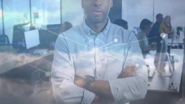 İş yerinde el ele tutuşan iş arkadaşı, bağlantıyı gösteren bir ağ örtüşmesi başlatıyor. Teknoloji, bağlantı, dijital, yenilik, işbirliği, modern, çalışma alanı