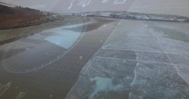 Hava gösterici radar örtüsü açılıyor. Dönen kama tarama dalgaları sığ bölgeleri vurguluyor. Hava, kıyı şeridi, okyanus, dalgalar, izleme, teknoloji, denizcilik