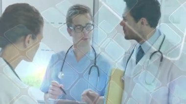 Tıbbi hemşire tableti tıkırdatıyor ve sarı klasördeki hasta verilerini inceleyen doktorlara rehberlik ediyor. İşbirliği, takım çalışması, sağlık hizmetleri, modern, danışma, profesyonel, analiz