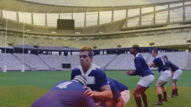 Erkek rugby oyuncuları çizgi dışına çıkmak için sinyal kaldırıcıya çömelmiş bir şekilde iz sürme kartı kullanıyorlar. Sporcular, takım çalışması, aksiyon, stadyum, açık hava, dinamik, rekabetçi