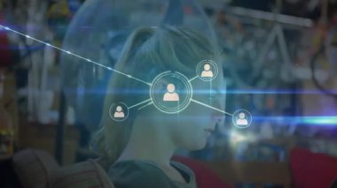 Kanepede akıllı telefonu dinleyen bir kadın ağ verilerini gösteren kullanıcı simgelerini birleştiren bir teknoloji üretiyor. Futuristik, bağlantı, dijital, teknoloji, iletişim, arayüz, gelişigüzel