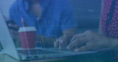 Analiz için dizüstü bilgisayara veri yazan ve akıllı telefonu izleyen bir adam tarafından canlandırılmış çizelgeleri gösteren bir kadın. Teknoloji, veri görselleştirme, takım çalışması, kurumsal, modern, iletişim, üretkenlik