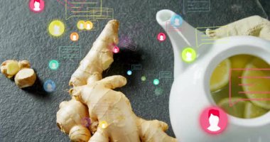 Neon avatarları, limon çaydanlığına doğru süzülen zencefil kökü üzerinde kayboluyor. Çevrimiçi sohbet akışını canlandırıyor. Teknoloji, dijital, iletişim, arayüz, etkileşim, modern, canlı