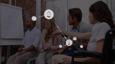 Takım lideri beyin fırtınası iş toplantısındaki ters çizelgeye işaret ediyor, akıllı telefon müzik ikonlarını canlandırıyor. İşbirliği, takım çalışması, dijital bağlantı, yenilik, modern ofis, beyin fırtınası, profesyonel çevre