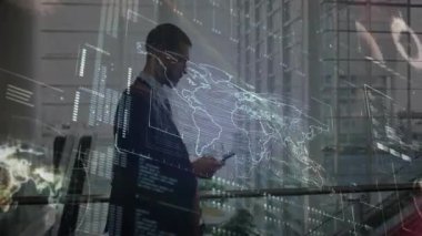 İşletme yöneticisi akıllı telefonu dinliyor, atriyumda veri analizi için holografik dünya haritasını başlatıyor. Teknoloji, yenilik, kurumsal, veri görselleştirme, fütüristik, profesyonel, ağ oluşturma