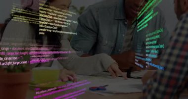 Renkli kod aşağıya doğru sürüklenirken planlama yaparken üç yazılım geliştiricisinin diyagramları işaretlediğini gösteriyor. İşbirliği, takım çalışması, yenilik, dijital, profesyonel, beyin fırtınası, modern