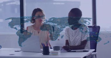 İki kadın veri analistinin raporunu paylaşması ve küresel ölçümleri gösteren animasyon haritasını paylaşması tartışıldı. Şirket, takım çalışması, dijital, analitik, modern, sunum, işbirliği