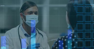 Erkek doktor kareye giriyor ve hastanın koluna enjeksiyon yaparken sağlık tablolarını örtüyor. Tıbbi, analitik, teknoloji, sağlık, klinik, dijital, veri