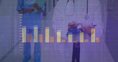 Hastanenin veri tablosu güncellenirken, doktor kalemini çözen hemşire panosuyla durumu açıklıyor. Tıbbi, işbirliği, analitik, sağlık, profesyonel, dijital, takım çalışması