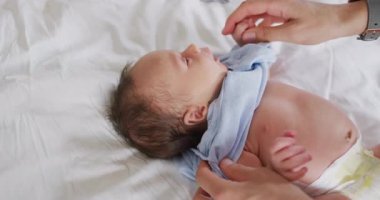 Kafkasyalı annenin yeni doğan bebeğe baktığı video. annelik, ebeveyn sevgisi ve yeni doğan bebek konseptiyle ilgilenmek dijital olarak üretilmiş video.