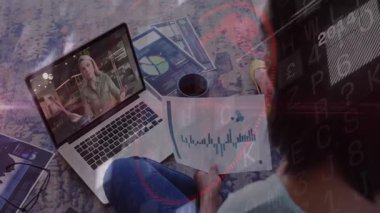 İnsan, geçmişteki veri noktalarını gösteren verileri değiştirirken uzak iş toplantısını başlatıyor. İşbirliği, analiz, analitik, çalışma alanı, dijital, iletişim, modern