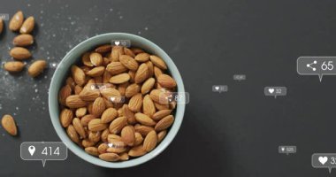 Sosyal medya simgeleri açık mavi badem kasesinin etrafında kayboluyor, sayılar artıyor, dışa doğru kayıyor, azalıyor. Atıştırma, katılım, dijital pazarlama, minimalizm, tazelik, ılımlılık, sağlıklı yaşam tarzı