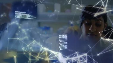 Laboratuvar bankına bakan kadın bilim adamı, araştırma için ortaya çıkan ağ akış kodu olarak görülüyor. Biyoteknoloji, işbirliği, yenilik, dijital, araştırma, analiz, yüksek teknoloji