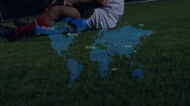 Sağ dizini kavrayan futbolcu, harita kaplaması için el feneriyle aydınlatılmış sahada yuvarlanıyor. Sporcu, sakatlık, rehabilitasyon, spor bilimi, dijital analiz, açık hava, eğitim