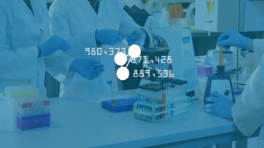 Sağlık araştırmacıları laboratuvar tezgahında sıvı dağıtıyorlar, veri örtüsünü güncelliyorlar, ölçümleri senkronize ediyorlar. Bilim, işbirliği, yenilik, kesinlik, teknoloji, biyomoleküler, deney