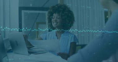 İş kadını rapora göz gezdirirken veri dalgası örtüşmesi başlatırken anahtar kavrayışları vurguluyor. Profesyonel, işbirliği, veri analizi, modern, ofis, iletişim, içgörü