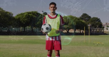 Erkek futbolcu antrenmana hazırlanırken dijital animasyon performansını gösteriyor. Sporcu, spor, aktivite, fitness, açık hava, enerjik, dinamik