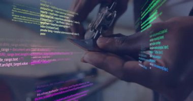 Mühendis elleri devre kartlarını kerpetenle büküyor ve devre tasarımını gösteren kod akımlarını başlatıyor. Teknoloji, yenilik, kesinlik, devre, yazılım, mühendislik, elektronik