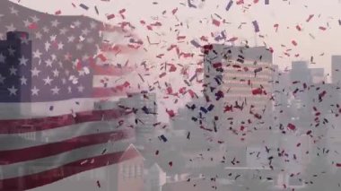 Sol çerçeve konfetisinin bayrak kaplaması oluşuyor sonra ufuk çizgisini inceltmeden önce dışarıya doğru patlıyor. Vatanseverlik, kutlama, şehir, ufuk çizgisi, olay, coşku, hareket