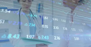 Dosyaları karıştıran, tıbbi ikonlara sebep olan ve durumu danışmana açıklayan kadın doktor. Profesyonel, işbirliği, klinik, sağlık, teşhis, takım çalışması, tıbbi analiz