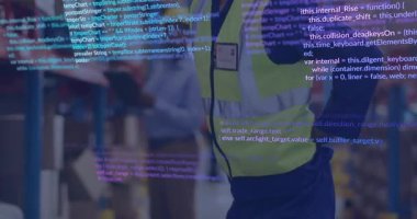 Tablet tarama envanterini kullanarak kod kaydırma ve operatörü kaplarken depo başı ayakta duruyor. Sanayi, lojistik, siber güvenlik, otomasyon, teknoloji, takım çalışması, verimlilik