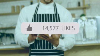 Kafe tezgahının üzerinde yüzen baloncuklar ile tablet ekranına tıklama sosyal medya izleme. Sosyal medya, katılım, teknoloji, konukseverlik, dijital, iletişim, modern.