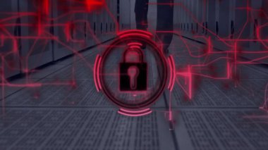 Bilgi işlem teknisyeni sunucu koridoruna giriyor ve kırmızı devreleri süpürerek neon asma kilidi etkinleştiriyor. Gelecekçi, siber uzay, güvenlik, teknoloji, dijital, yüksek teknoloji, veri