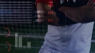 Futbolcu biyometrik yeleği sıkılaştırıyor kırmızı ölçümleri başlatıyor ve sahada teknik çizelgeleri canlandırıyor. Sporcu, spor, performans, teknoloji, fitness, veri, yenilik