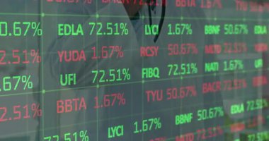 Doktor eğiliyor, saydam LED 'i analiz ediyor finans hisselerini güncelliyor, kalemle numaraları takip ediyor. Teknoloji, finans, sağlık, ikonografi, yenilik, analiz, modern