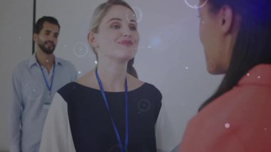 Ofisteki kırmızı ceketli meslektaşım sohbete başlıyor, sarışınla kafa sallarken örtüleri aktifleştiriyor. Teknoloji, iletişim, ağ, işbirliği, fütüristik, kurumsal, yenilik