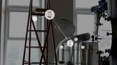 Mühendis bira fabrikasına giriyor, tankın etrafına bağlanırken tablet yerleştiriyor ve merdiveni tırmanıyor. Sanayi, teknoloji, bağlantı, mühendislik, yenilik, dijital, otomasyon