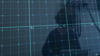 Tablet kaldıran çocuk, Stylus ve doktorun sağlık taramasına yardım ederken ızgara örtüsünü tetikliyor. Gelecek, tıbbi, teknoloji, sağlık, yenilik, tanı, arayüz