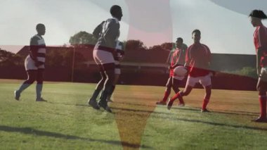 Pas atan top sürüyordu. Spor analitiği için sahada defanstan kaçmak için oklar çakışıyordu. Atletik, takım çalışması, rekabet, dinamik, açık hava, canlı, strateji