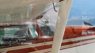 Kanat payandası ve gövdesi üst üste tarama kodunu gösteriyor, veri analiz ediliyor, işlevleri doğrulanıyor. Teknoloji, havacılık, veri, analiz, havacılık güvenliği, yenilik, dijital