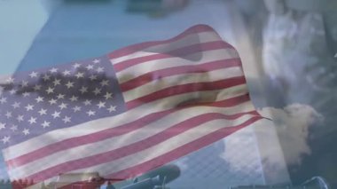 Şeffaf Amerikan bayrağı sallanıyor, asker telsizi alıyor ve mikrofonu göreve ayarlıyor. Vatanseverlik, disiplin, iletişim, güvenlik, taktik, teknoloji, profesyonellik