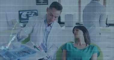Diş hekimi hasta ölçümlerini gösteren çizelgeye ve klinik animasyon çizelgesine bakıyor. Tıbbi, profesyonel, modern, sağlık hizmetleri, teşhis, klinik, bilgi