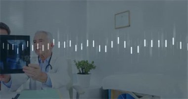 Kıdemli doktor, teşhis için röntgen filmlerini hizalayan kıdemsiz doktora katılıyor. Tıbbi, işbirliği, klinik, tanı, sağlık, profesyonel, analitik