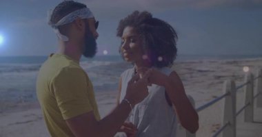 Kadın konuşurken, uzanırken, bandanayı şekillendirmek için çözerken sahildeki korkuluklarda hayat tarzı bir çift. Romantizm, şefkat, gündelik, açık hava, dinginlik, bağlantı, coşku