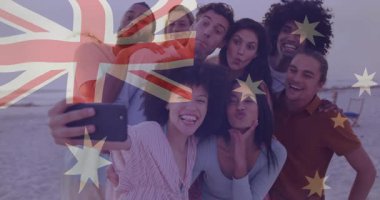 Kadın telefon kaldırıyor, sahile yakın grup selfie 'si çekiliyor, Avustralyalı bayrak seyahat reklamları için parıldıyor. Dostça, çeşitlilik, günbatımı, boş zaman, açık hava, kutlama