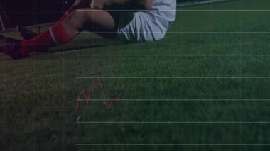 Futbolcu sahada dizini sakatlayarak saydam çizelgeler ve grafikler oluşturdu. Atletizm, esneklik, sportmenlik, sakatlık yönetimi, dijital kaplama, gece oyunu, aktif giyim